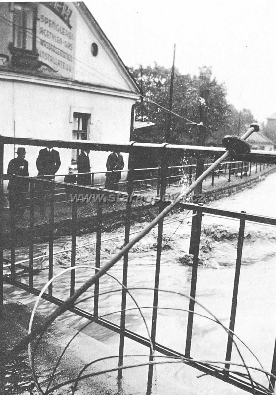 1940 (2).jpg - Povodně 1940. Pohled z lávky u bludičky na budovu tehdejšího klempířství Šimek.